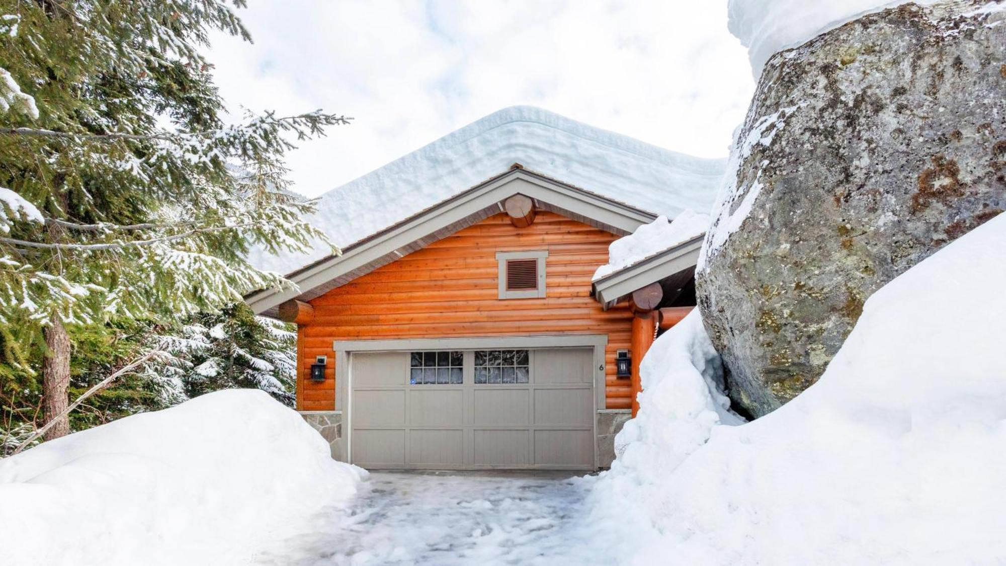 Taluswood The Heights 6 | Beautifully Updated W/ Private Hot Tub, Slopeside View, Parking Whistler