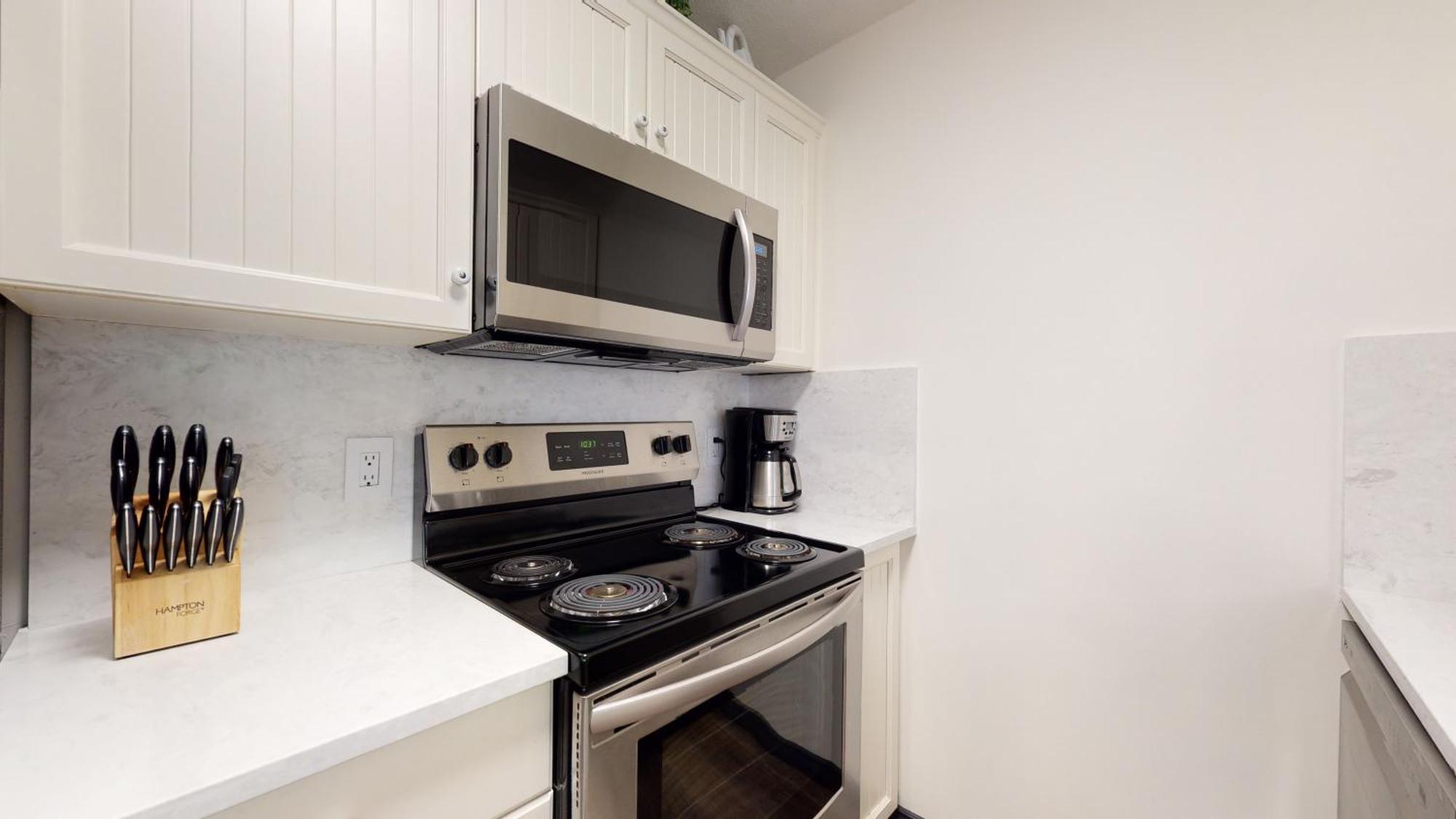 Aspens 132 Prime Ski-inout Location 2bdr Luxury Pool Hot Tub Apartment *