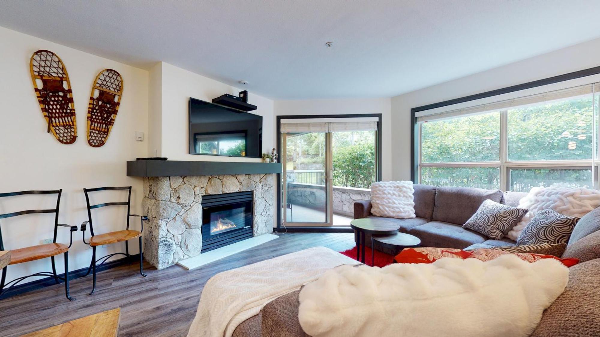 Aspens 132 Prime Ski-inout Location 2bdr Luxury Pool Hot Tub Apartment Whistler