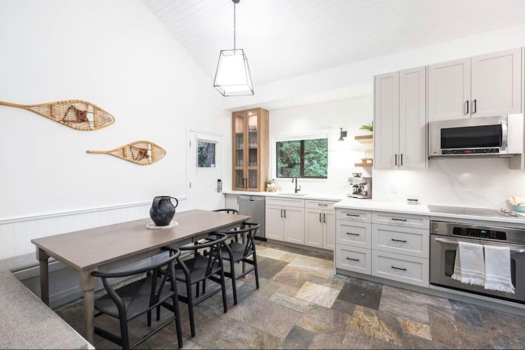 5 Bedroom Chalet, Steps To Gondola! * Whistler