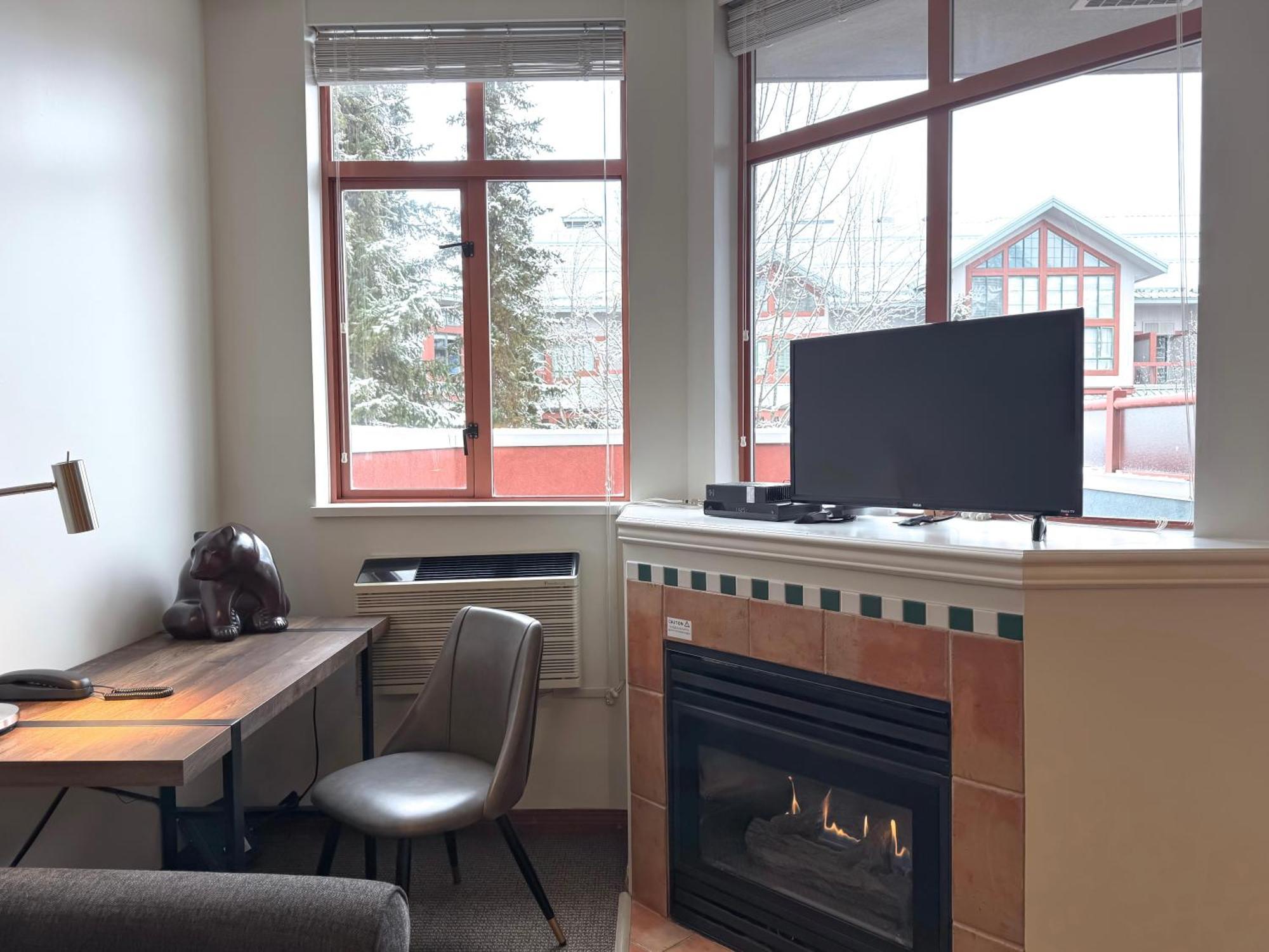 Alpenglow Large With Dedicated Work Space By Mva * Whistler