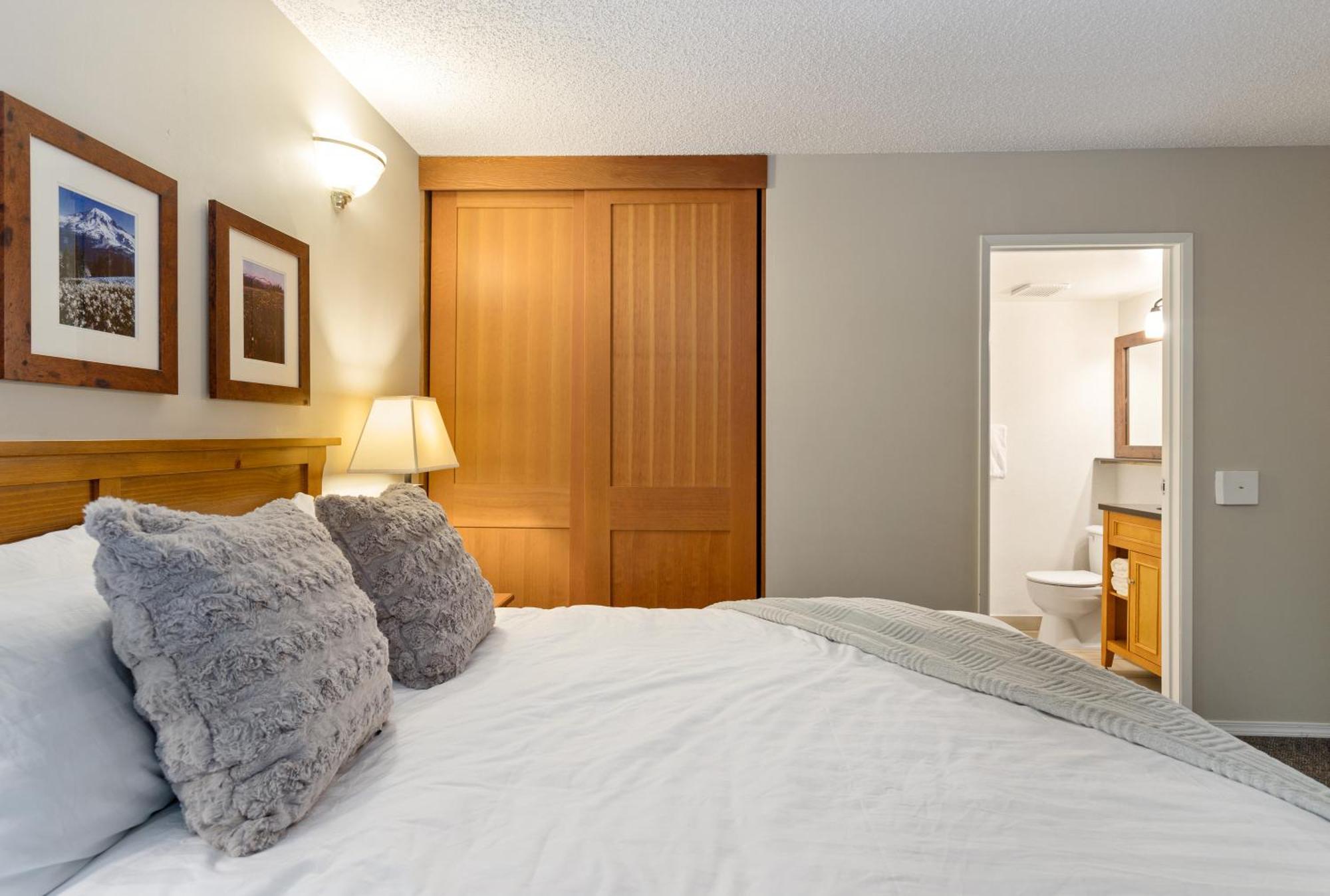 Apartment Mountainside Hot Tub Pool Barrel Sauna Whistler