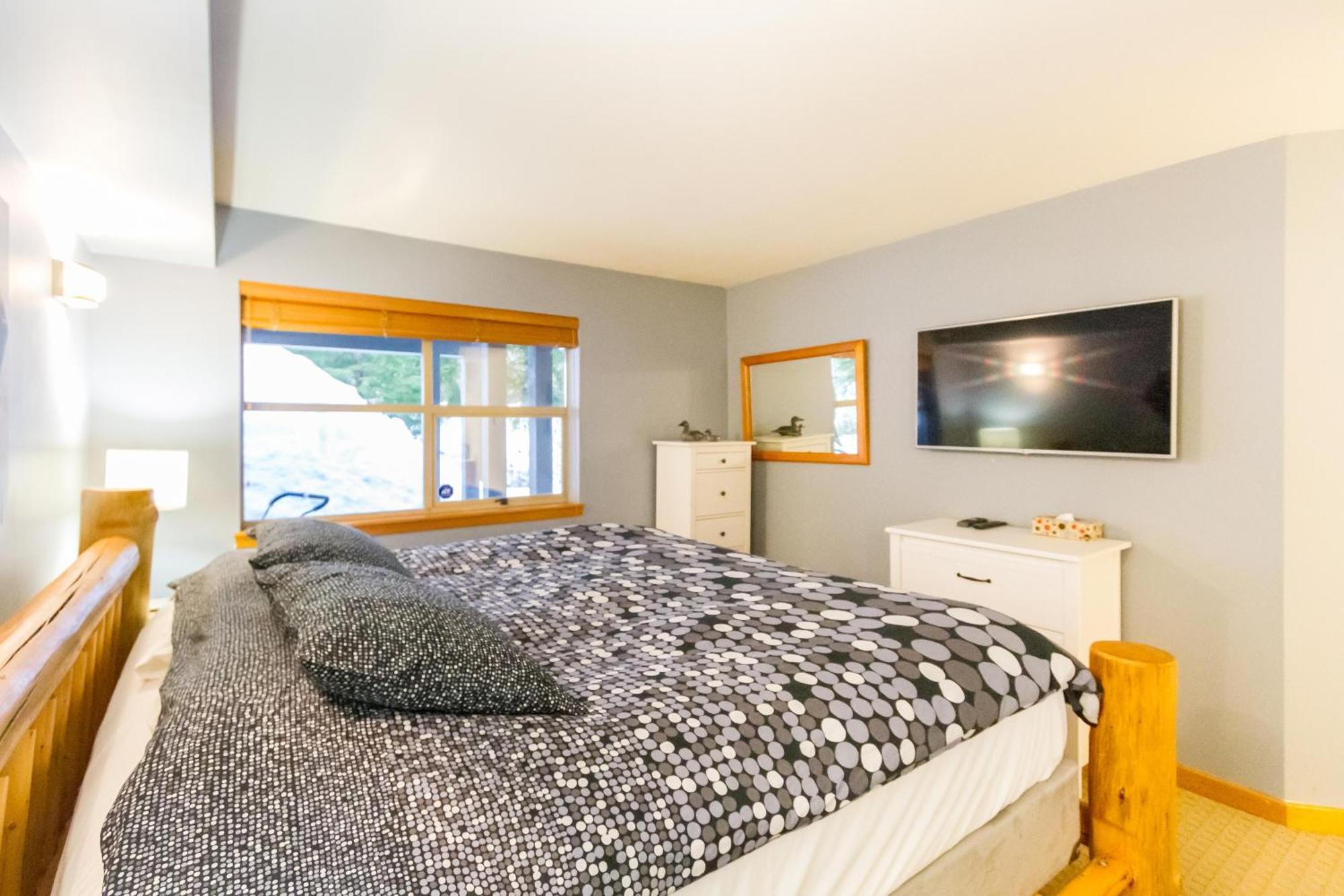 In Out, Great Location, Free Shuttle Bus
