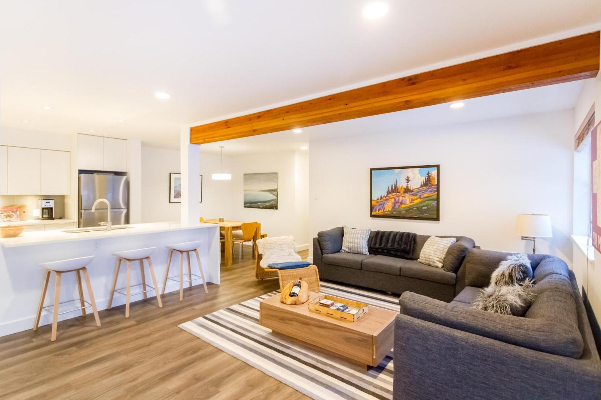 In Out, Great Location, Free Shuttle Bus Holiday home *