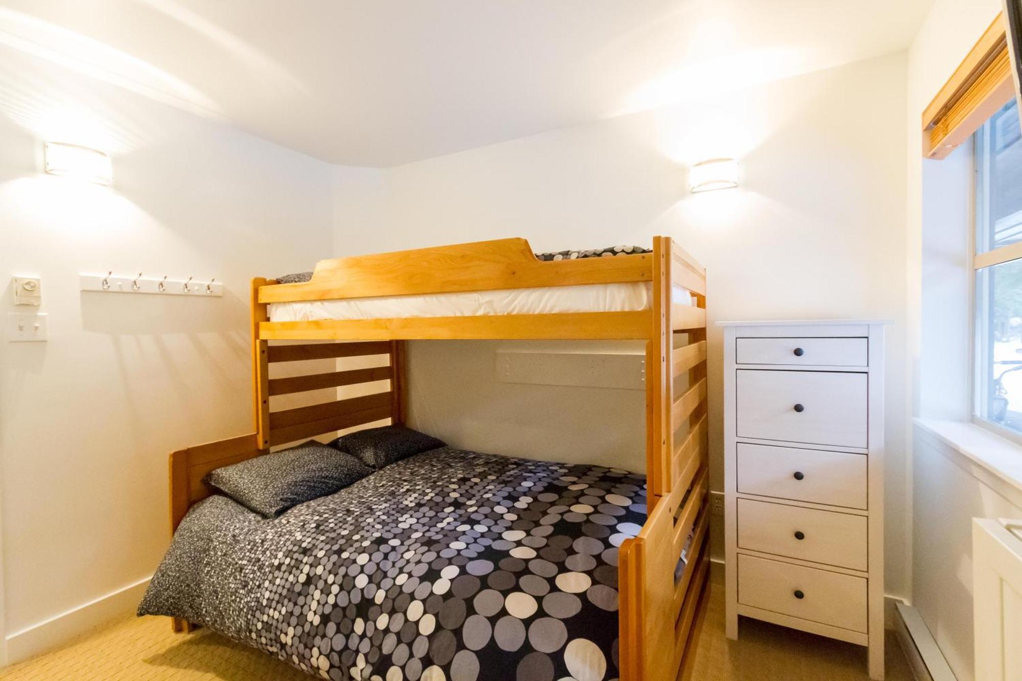 In Out, Great Location, Free Shuttle Bus Whistler