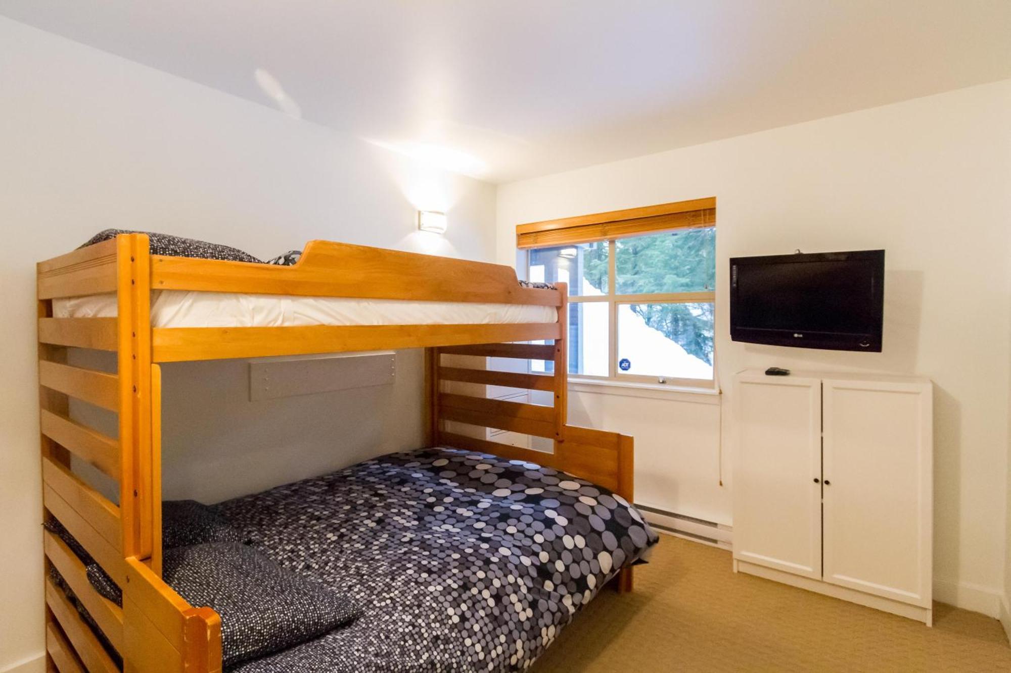 In Out, Great Location, Free Shuttle Bus * Whistler