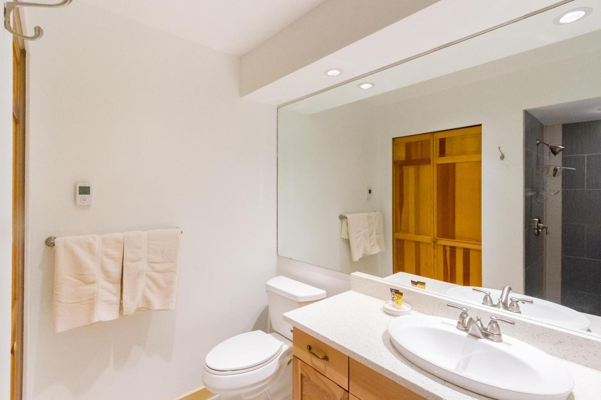Holiday home In Out, Great Location, Free Shuttle Bus *