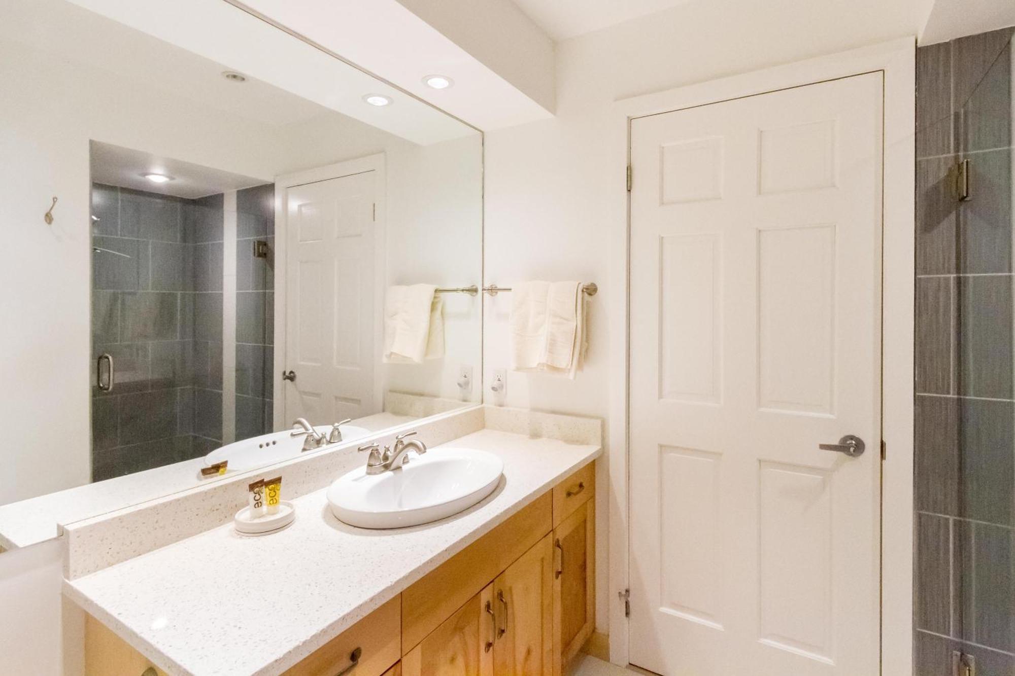 In Out, Great Location, Free Shuttle Bus Whistler
