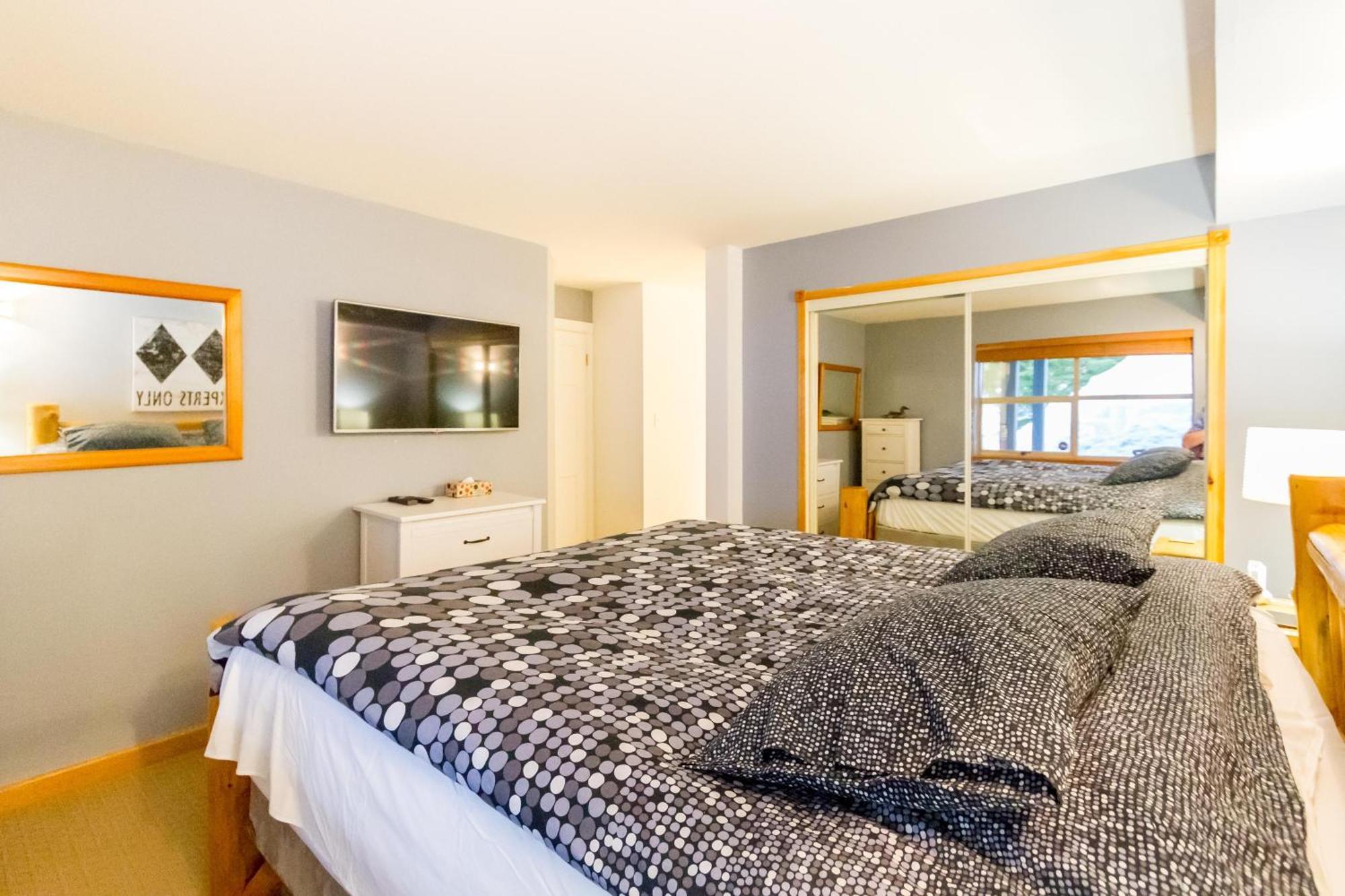 In Out, Great Location, Free Shuttle Bus