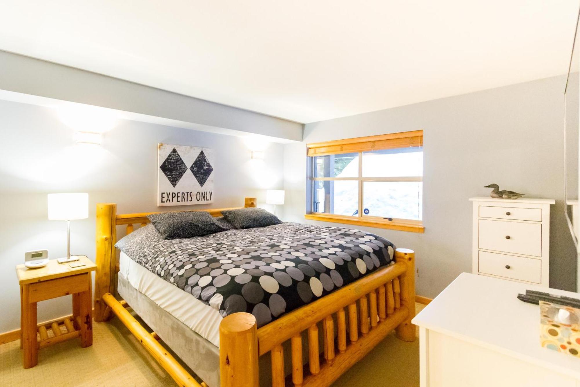Holiday home In Out, Great Location, Free Shuttle Bus *