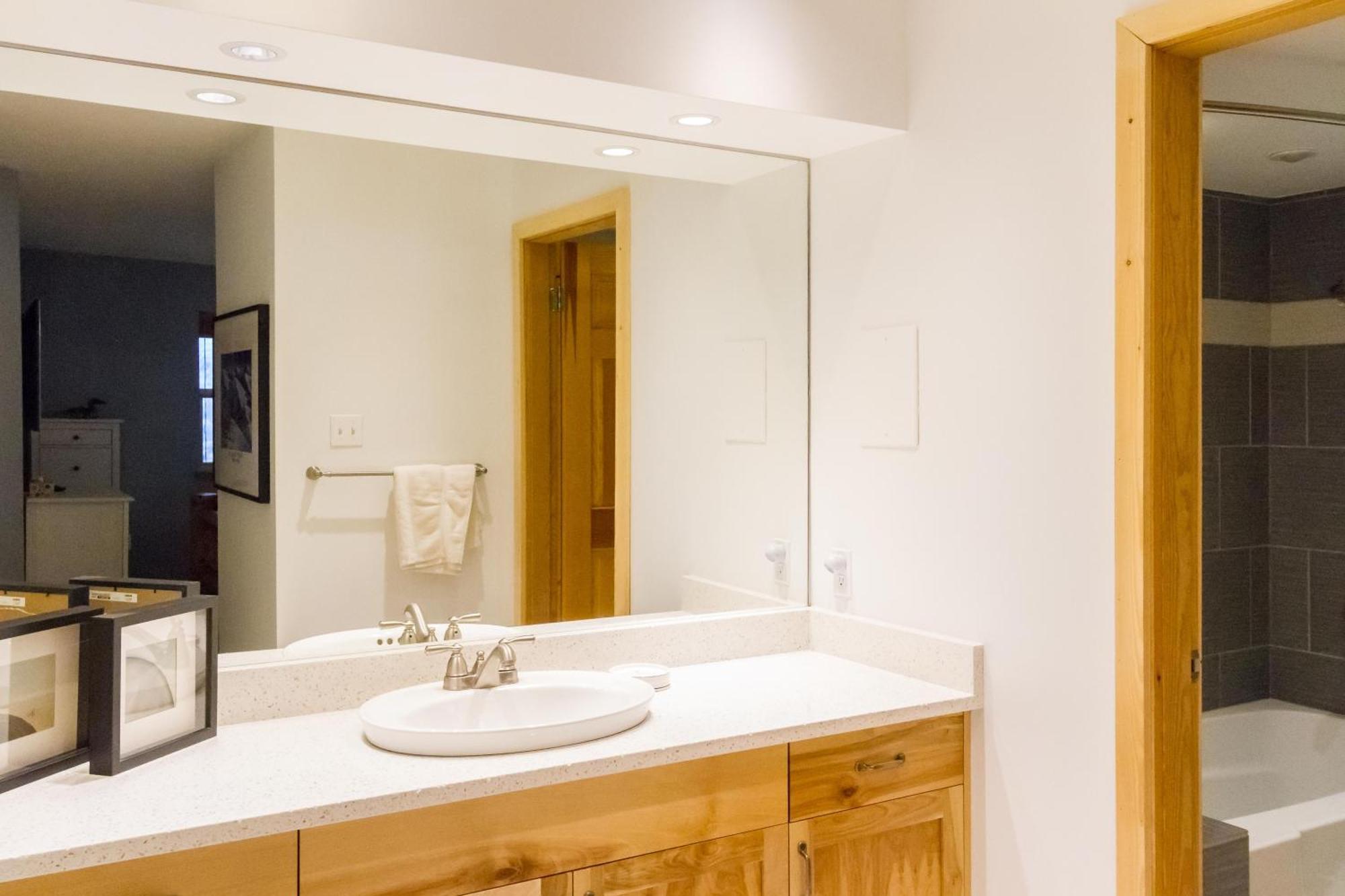 In Out, Great Location, Free Shuttle Bus Holiday home