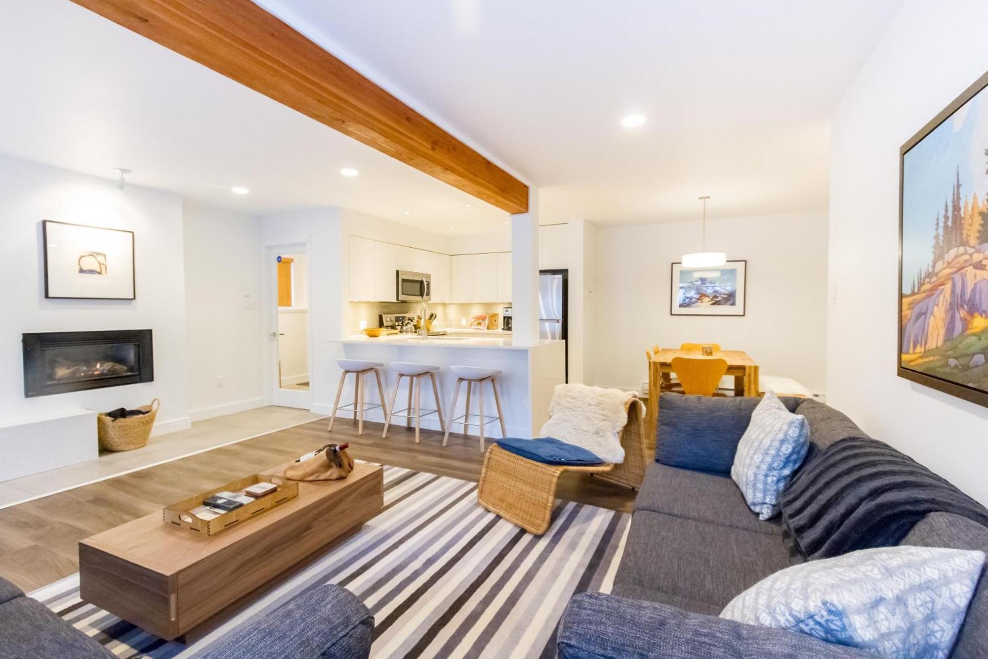 Holiday home In Out, Great Location, Free Shuttle Bus *
