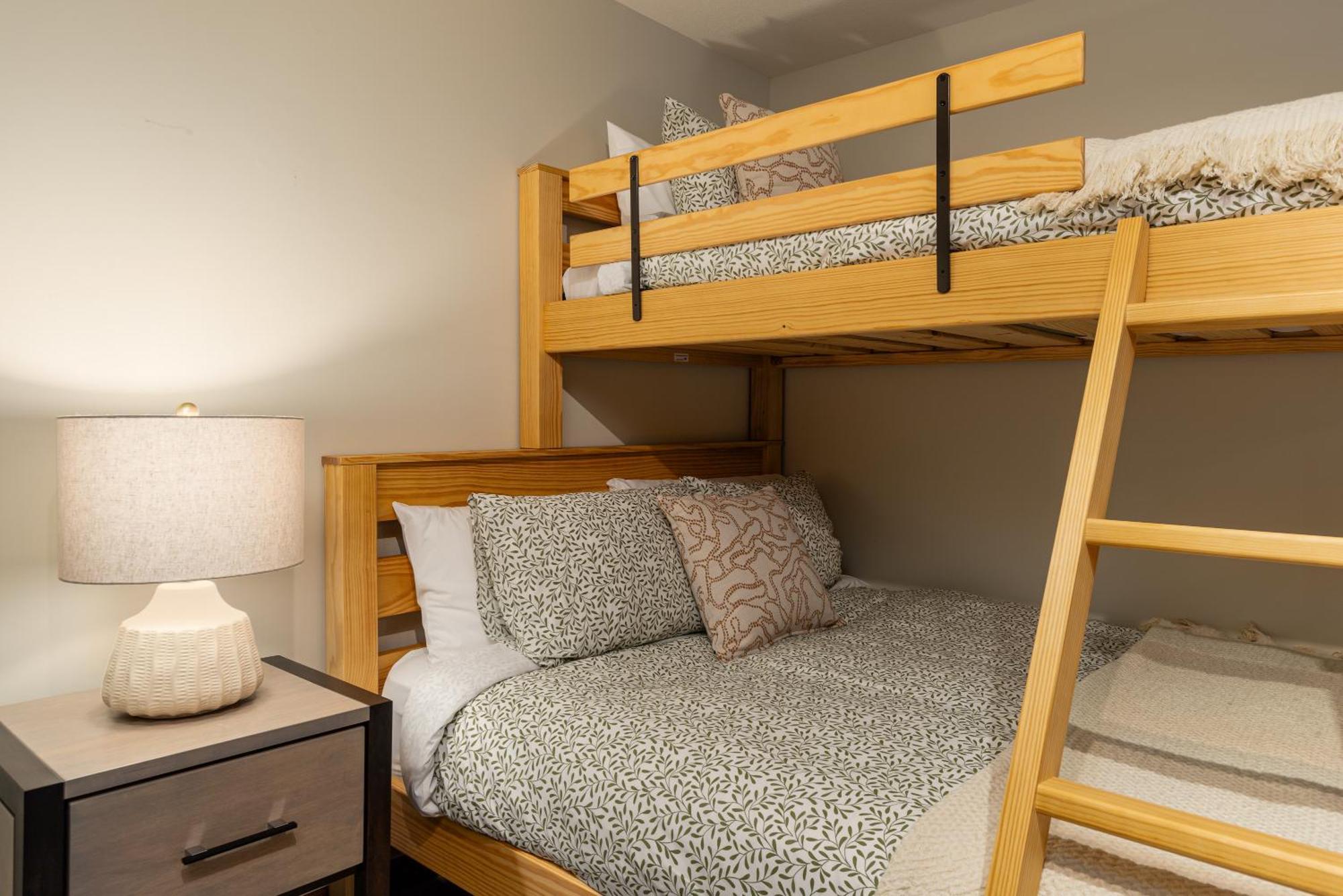 2br Cozy Townhouse In Location - Mountain Views And Free Parking *