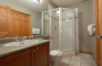 Premier - Village North Apartment