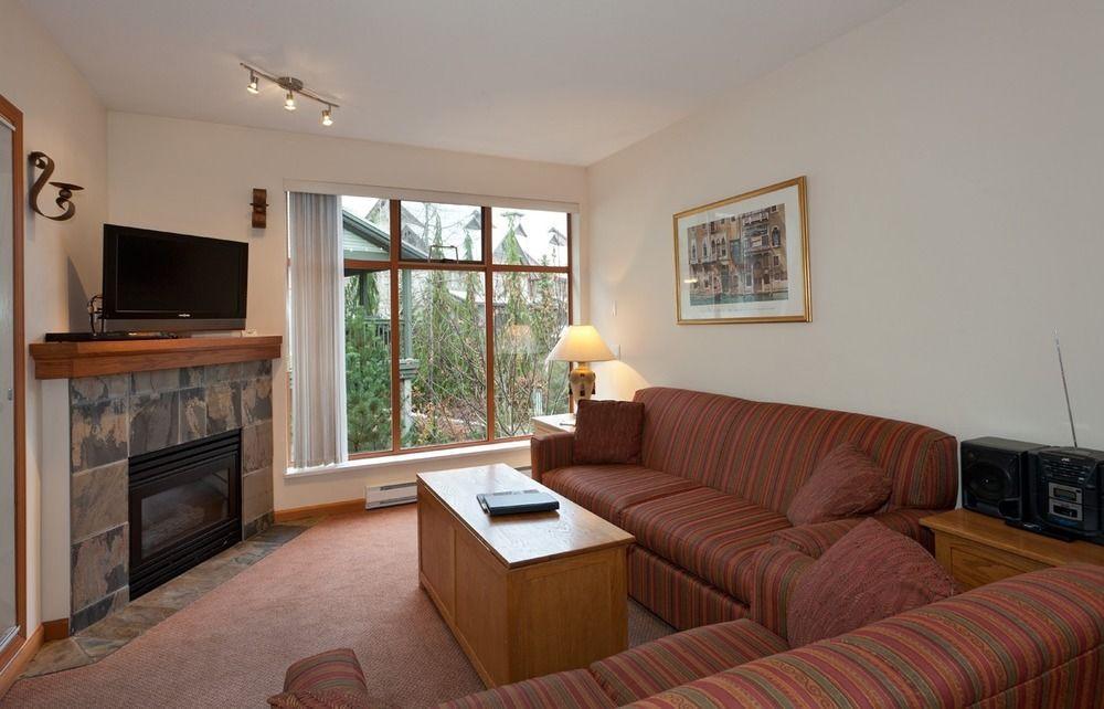 Premier - Village North Apartment