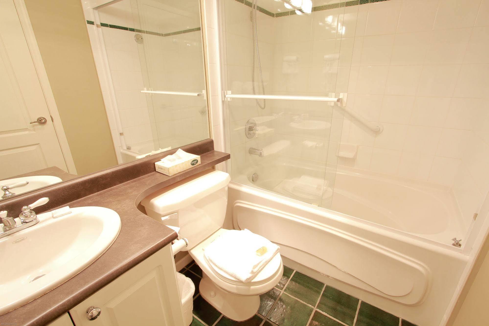 Premier - Village North Apartment