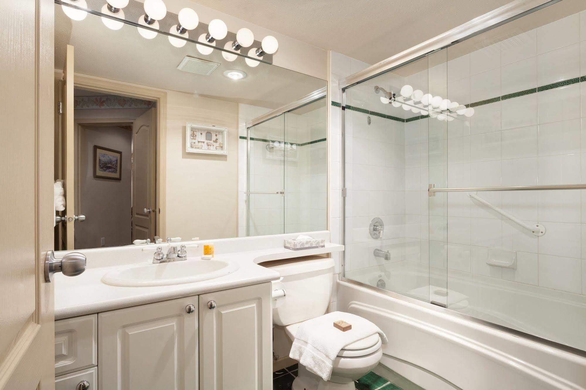 Premier - Village North Apartment *