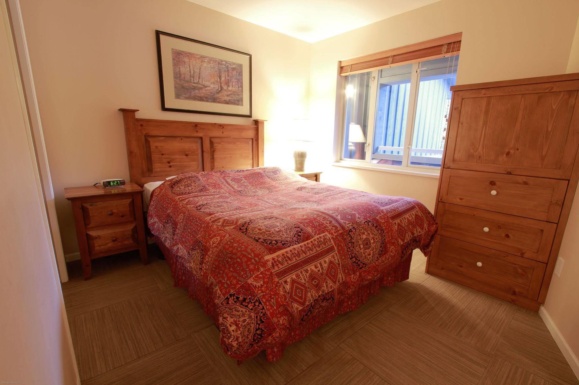 Premier - Village North Apartment *