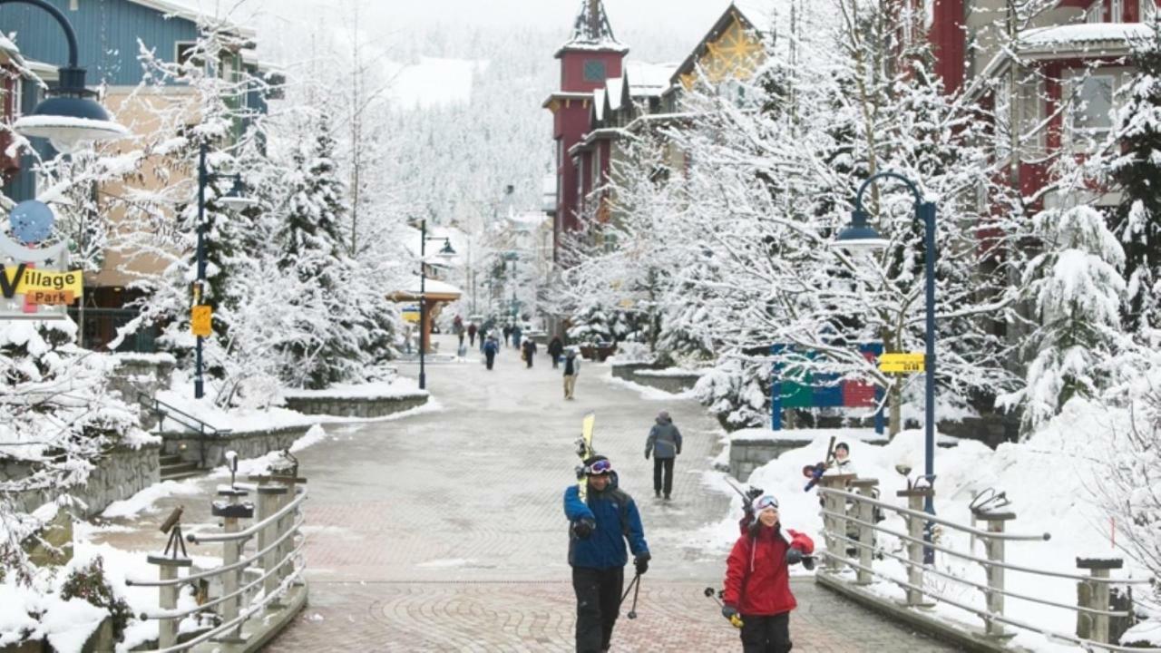 Hotel Bright At In/out Glacier Lodge! Whistler