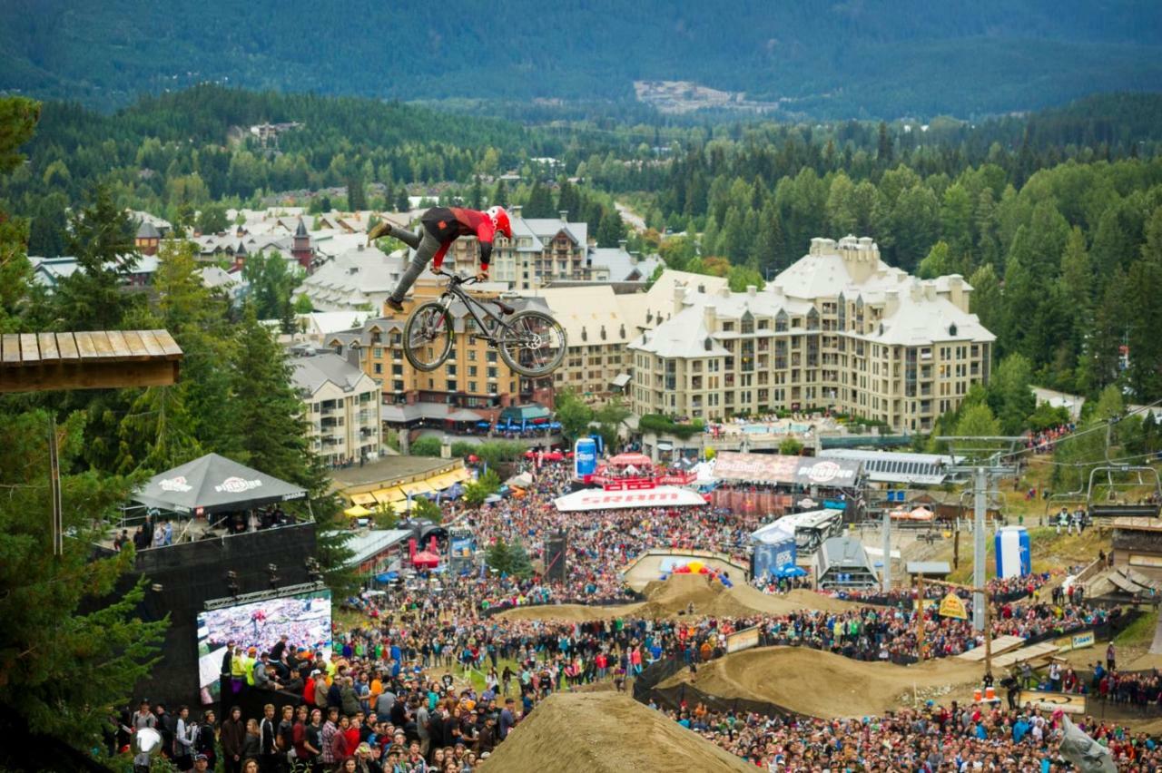 Hotel Bright At In/out Glacier Lodge! Whistler