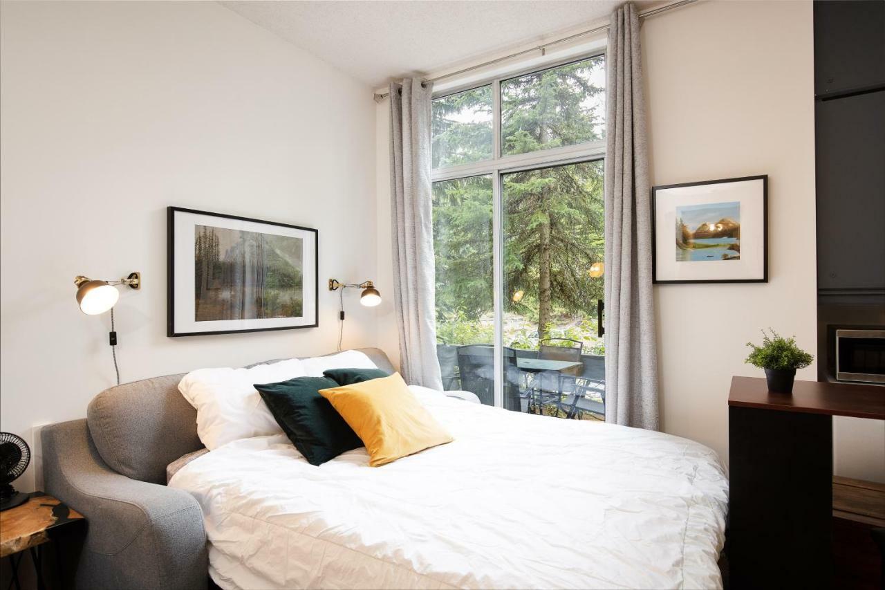 Impeccable Glacier W Pool+hot Tub Apartment *